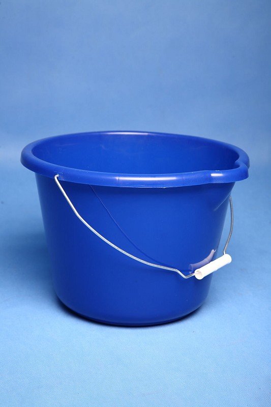 Seau 12 litres en plastique bleu avec bec