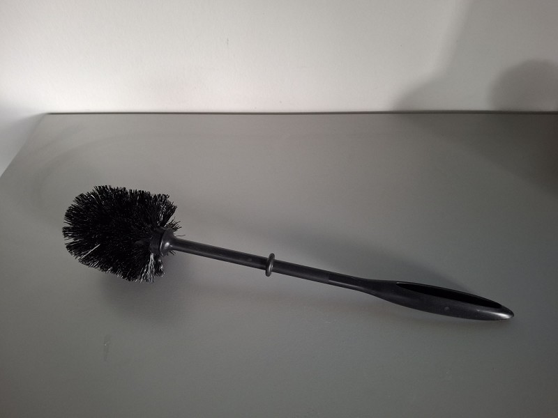 Brosse de toilette noire